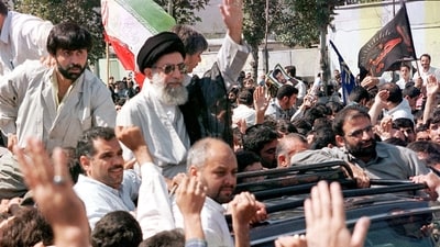 Iranian supreme leader Ayatollah Ali Khamenei waves to the crowd on 18 September in Tehran during an anti-Taliban protest. ((Photo by Atta KENARE / AFP)) Iranian supreme leader Ayatollah Ali Khamenei waves to the crowd on 18 September in Tehran during an anti-Taliban protest. ((Photo by Atta KENARE / AFP))