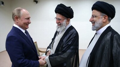 Iranian Supreme Leader Ayatollah Ali Khamenei (C) receives Russian President Vladimir Putin in the presence of his Iranian counterpart Ebrahim Raisi in Tehran, on July 19, 2022. ((Photo by KHAMENEI.IR / AFP)) Iranian Supreme Leader Ayatollah Ali Khamenei (C) receives Russian President Vladimir Putin in the presence of his Iranian counterpart Ebrahim Raisi in Tehran, on July 19, 2022. ((Photo by KHAMENEI.IR / AFP))