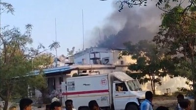 মহারাষ্ট্রের কারখানায় শ্রমিকদের মৃত্যুমিছিল (সৌজন্যে টুইটার) মহারাষ্ট্রের কারখানায় শ্রমিকদের মৃত্যুমিছিল (সৌজন্যে টুইটার)
