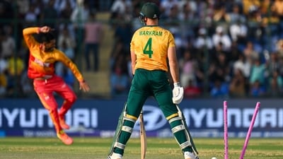 Thanks to Raza once again, it was a dream start with the ball for the Chevrons. He removed Quinton de Kock in the very first over, then soon after took the prize scalp of in-form Aiden Markram to rock the Proteas. (Hindustan Times) Thanks to Raza once again, it was a dream start with the ball for the Chevrons. He removed Quinton de Kock in the very first over, then soon after took the prize scalp of in-form Aiden Markram to rock the Proteas. (Hindustan Times)