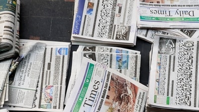 A vendor sorts newspapers, following the Israel and the U.S. strikes on Iran, along a road in Karachi, Pakistan March 1, 2026. REUTERS/Akhtar Soomro (REUTERS)