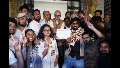 NSUI’s Shantanu Shekhar (garlanded) after winning as the president of the Patna University Students’ Union (PUSU) (HT Photo)