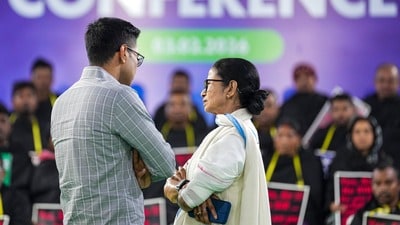 মমতা ও অভিষেক বন্দ্যোপাধ্যায়। (ফাইল ছবি, সৌজন্যে পিটিআই) মমতা ও অভিষেক বন্দ্যোপাধ্যায়। (ফাইল ছবি, সৌজন্যে পিটিআই)