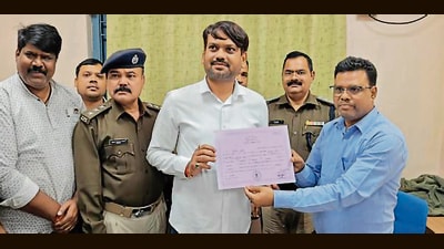 Sanjeev Singh gets certificate after winning Dhanbad mayoral polls (HT PHOTO)