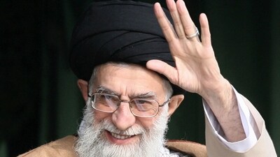 Ayatollah Ali Khamenei waves as he attends a gathering of Basij militia forces in Tehran on November 26, 2007. ((Photo by ISNA / AFP)) Ayatollah Ali Khamenei waves as he attends a gathering of Basij militia forces in Tehran on November 26, 2007. ((Photo by ISNA / AFP))