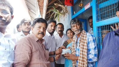 వేట్లపాలెం బాధిత కుటుంబాలకు చెక్కులు అందజేత వేట్లపాలెం బాధిత కుటుంబాలకు చెక్కులు అందజేత