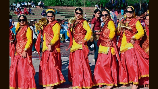 Residents celebrating Holi during an event organised by the Kumaon Mahasabha at the Sector 42 Lake in Chandigarh on a sunny Sunday. (Sanjeev Sharma/HT)