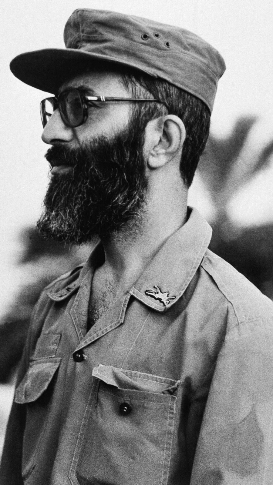 <p>1981 అక్టోబరులో అయతొల్లా అల్ ఖమేనీ సైనిక యూనిఫాంలో ఇలా కనిపించారు.</p>