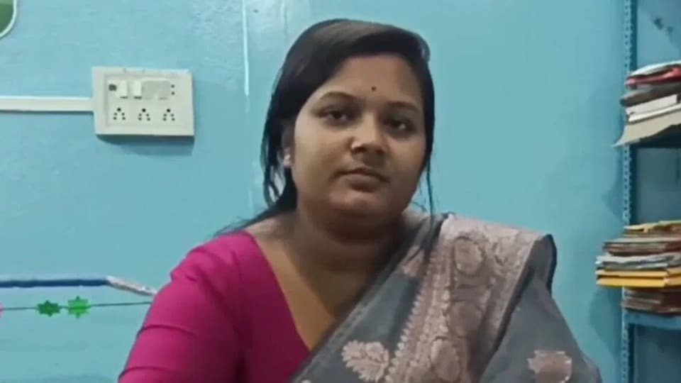 বিজেপি অভিযোগ করেছিল, শ্রাবন্তী অবৈধ উপায়ে বাংলাদেশ থেকে এদেশে এসে নথি বানিয়ে প্ৰধান হয়েছেন।