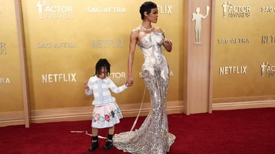 US actor and singer Teyana Taylor posed on the red carpet, alongside her 5-year-old daughter Rue Rose Shumpert, after a heartwarming moment where the latter was seen fixing her mother's dress to look perfect for the photographers. Taylor's showstopping look featured a custom Thom Browne creation, with a printed trompe l’oeil bodice that looked more like body paint than fabric, paired with a shimmery silver sequined mermaid skirt and a statement diamond necklace. (AFP) US actor and singer Teyana Taylor posed on the red carpet, alongside her 5-year-old daughter Rue Rose Shumpert, after a heartwarming moment where the latter was seen fixing her mother's dress to look perfect for the photographers. Taylor's showstopping look featured a custom Thom Browne creation, with a printed trompe l’oeil bodice that looked more like body paint than fabric, paired with a shimmery silver sequined mermaid skirt and a statement diamond necklace. (AFP)