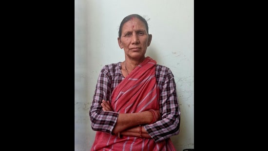 When 54-year-old Dhanna Devi caught hold of a masked snatcher near midnight in Zirakpur last week, residents were not surprised. For them, the anganwadi worker from Shiva Enclave, Bhabat, has always stepped in when trouble surfaces. (HT Photo)