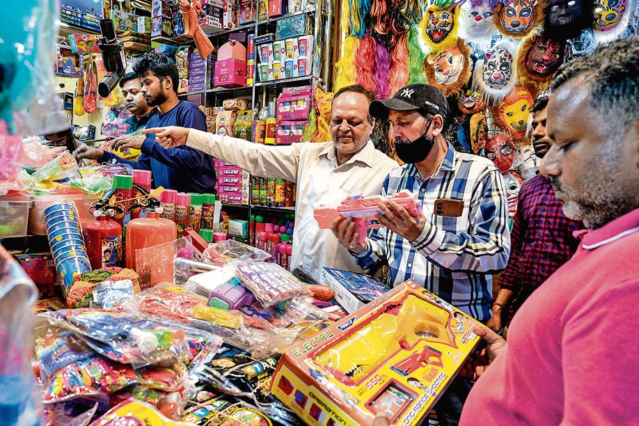 .Serious splash business at Sadar Bazar’s bustling wholesale lanes (Photo: Salman Ali/PTI) .Serious splash business at Sadar Bazar’s bustling wholesale lanes (Photo: Salman Ali/PTI)