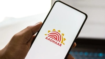<p>క్యూఆర్ కోడ్తో నిజమైన లేదా నకిలీ ఆధార్ని గుర్తించే ప్రక్రియ - ఆండ్రాయిడ్ లేదా ఐఓఎస్లో యూఐడీఏఐ ఆధార్ క్యూఆర్ స్కానర్ లేదా ఎంఆధార్ యాప్ని డౌన్లోడ్ చేసుకోండి. యాప్తో ఆధార్ కార్డుపై క్యూఆర్ కోడ్ను స్కాన్ చేసుకోవాలి. ఆధార్ అసలైనది అయితే, మీ పేరు, పుట్టిన తేదీ, ఫోటో సరిగ్గా కనిపిస్తాయి. "క్యూఆర్ వెరిఫై అయ్యింది" వంటి సందేశం వస్తుంది. ఇది నకిలీ లేదా ట్యాంపర్ అయితే, అది "క్యూర్ వెరిఫై అవ్వలేదు" అనే సందేశాన్ని చూపుతుంది.</p> <p>క్యూఆర్ కోడ్తో నిజమైన లేదా నకిలీ ఆధార్ని గుర్తించే ప్రక్రియ - ఆండ్రాయిడ్ లేదా ఐఓఎస్లో యూఐడీఏఐ ఆధార్ క్యూఆర్ స్కానర్ లేదా ఎంఆధార్ యాప్ని డౌన్లోడ్ చేసుకోండి. యాప్తో ఆధార్ కార్డుపై క్యూఆర్ కోడ్ను స్కాన్ చేసుకోవాలి. ఆధార్ అసలైనది అయితే, మీ పేరు, పుట్టిన తేదీ, ఫోటో సరిగ్గా కనిపిస్తాయి. "క్యూఆర్ వెరిఫై అయ్యింది" వంటి సందేశం వస్తుంది. ఇది నకిలీ లేదా ట్యాంపర్ అయితే, అది "క్యూర్ వెరిఫై అవ్వలేదు" అనే సందేశాన్ని చూపుతుంది.</p>