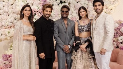 <p>ప్రస్తుతం అల్లు అర్జున్ తో సైన్స్ ఫిక్షన్ థ్రిల్లర్ తెరకెక్కిస్తున్న తమిళ డైరెక్టర్ అట్లీ కూడా ఈ ఈవెంట్ కు వచ్చాడు. </p> <p>ప్రస్తుతం అల్లు అర్జున్ తో సైన్స్ ఫిక్షన్ థ్రిల్లర్ తెరకెక్కిస్తున్న తమిళ డైరెక్టర్ అట్లీ కూడా ఈ ఈవెంట్ కు వచ్చాడు. </p>
