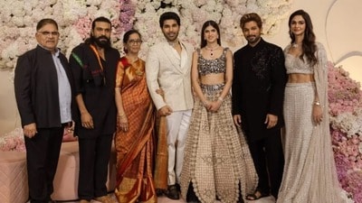 <p>గ్లోబల్ స్టార్ రామ్ చరణ్ ఈ ఈవెంట్లో ప్రత్యేక ఆకర్షణగా నిలిచాడు. </p> <p>గ్లోబల్ స్టార్ రామ్ చరణ్ ఈ ఈవెంట్లో ప్రత్యేక ఆకర్షణగా నిలిచాడు. </p>