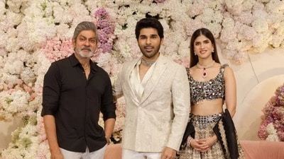 <p>విలక్షణ నటుడు జగపతి బాబు కూడా అల్లు శిరీష్-నయనిక వెడ్డింగ్ రిసెప్షన్ కు హాజరయ్యాడు. </p> <p>విలక్షణ నటుడు జగపతి బాబు కూడా అల్లు శిరీష్-నయనిక వెడ్డింగ్ రిసెప్షన్ కు హాజరయ్యాడు. </p>