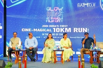 సినీ మ్యాజికల్ గ్లో రన్’ - జెర్సీ, విజేత పతకం ఆవిష్కరణ సినీ మ్యాజికల్ గ్లో రన్’ - జెర్సీ, విజేత పతకం ఆవిష్కరణ
