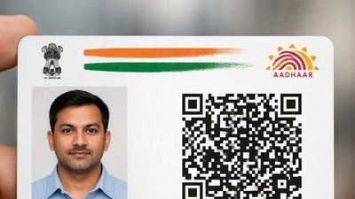 <p>అసలైన- నకిలీ ఆధార్ని ఎలా కనుగొనాలి - ఆధార్ కార్డు నేడు భారతదేశంలో గుర్తింపునకు అత్యంత ముఖ్యమైన పత్రంగా మారింది. కానీ దీని చుట్టూ మోసాలు, సైబర్ స్కామ్ కేసులు పెరుగుతున్నాయి. ఇటీవల, నకిలీ ఆధార్ తయారు చేసిన అనేక కేసులు ఉన్నాయి, వీటిలో ప్రజలు ఏఐతో నకిలీ ఆధార్ కూడా చేస్తున్నారు. ఈ ముప్పు దృష్ట్యా, యూఐడిఏఐ కొత్త భద్రతా ఫీచర్ని ప్రారంభించింది, ఇది అసలైన, నకిలీ ఆధార్ కార్డుల మధ్య వ్యత్యాసాన్ని నిమిషాల్లో గుర్తించడానికి మిమ్మల్ని అనుమతిస్తుంది.</p> <p>అసలైన- నకిలీ ఆధార్ని ఎలా కనుగొనాలి - ఆధార్ కార్డు నేడు భారతదేశంలో గుర్తింపునకు అత్యంత ముఖ్యమైన పత్రంగా మారింది. కానీ దీని చుట్టూ మోసాలు, సైబర్ స్కామ్ కేసులు పెరుగుతున్నాయి. ఇటీవల, నకిలీ ఆధార్ తయారు చేసిన అనేక కేసులు ఉన్నాయి, వీటిలో ప్రజలు ఏఐతో నకిలీ ఆధార్ కూడా చేస్తున్నారు. ఈ ముప్పు దృష్ట్యా, యూఐడిఏఐ కొత్త భద్రతా ఫీచర్ని ప్రారంభించింది, ఇది అసలైన, నకిలీ ఆధార్ కార్డుల మధ్య వ్యత్యాసాన్ని నిమిషాల్లో గుర్తించడానికి మిమ్మల్ని అనుమతిస్తుంది.</p>