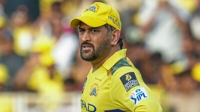 ট্র্যাফিক আইন ভেঙে জরিমানার মুখে ধোনি ট্র্যাফিক আইন ভেঙে জরিমানার মুখে ধোনি
