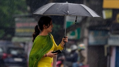 টানা তিনদিন বৃষ্টি নামবে পশ্চিমবঙ্গের বিভিন্ন জেলায়। (ছবিটি প্রতীকী, সৌজন্যে পিটিআই) টানা তিনদিন বৃষ্টি নামবে পশ্চিমবঙ্গের বিভিন্ন জেলায়। (ছবিটি প্রতীকী, সৌজন্যে পিটিআই)