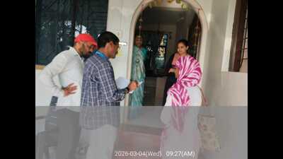 Pune district health officer Ramchandra Hankare said samples from the suspected patients will be sent to the ICMR–National Institute of Virology (NIV) for confirmation. (HT)