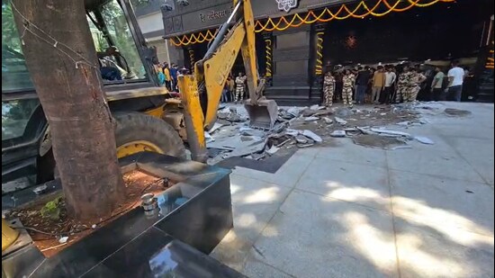 A total of 6,500 sq ft of space was cleared during the drive, the civic body said. (HT)