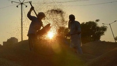 <p>ఇవాళ హైదరాబాద్ సిటీలోనూ ఎండ తీవ్రత ఎక్కువగా కనిపించింది. చాలా ప్రాంతాల్లో 35 నుంచి 37 డిగ్రీల మధ్య ఉష్ణోగ్రతలు నమోదయ్యాయి.</p> <p>ఇవాళ హైదరాబాద్ సిటీలోనూ ఎండ తీవ్రత ఎక్కువగా కనిపించింది. చాలా ప్రాంతాల్లో 35 నుంచి 37 డిగ్రీల మధ్య ఉష్ణోగ్రతలు నమోదయ్యాయి.</p>