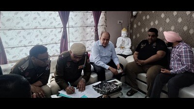 Cops recording statement of victims in Gurdaspur on Thursday. (HT) Cops recording statement of victims in Gurdaspur on Thursday. (HT)