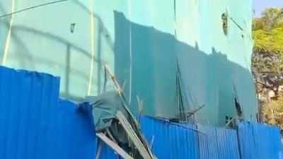 నాలుగు అంతస్తుల భవనంపైనుంచి పడి నలుగురు మృతి నాలుగు అంతస్తుల భవనంపైనుంచి పడి నలుగురు మృతి