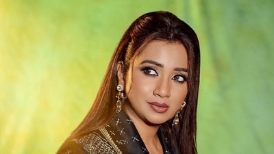 ‘চরম আসলেমি', মঞ্চে গান ফাঁকি দিয়ে শুধু ঠোঁট নাড়ানো গায়কদের ধুয়ে দিলেন শ্রেয়া