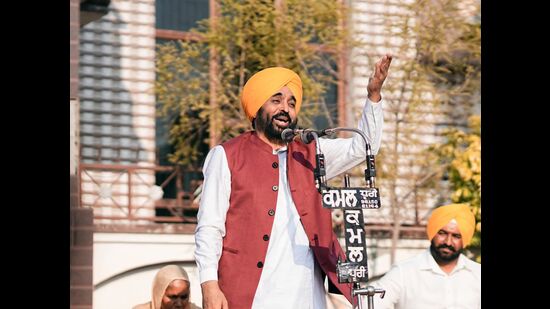 CM Bhagwant Mann addressing a gathering during a lok milni in Bhular Heri village of Sangrur.