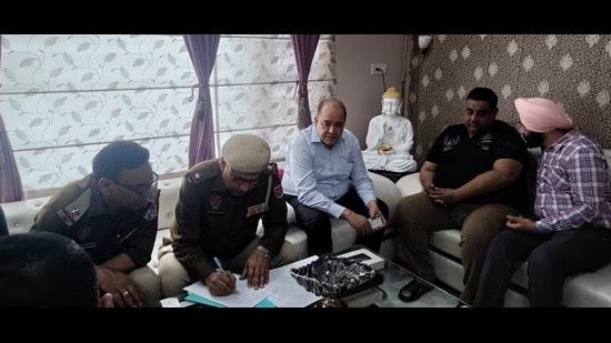Cops recording statement of victims in Gurdaspur on Thursday. (HT)