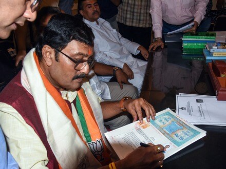 একাধিক ভুল থাকা সত্ত্বেও রাহুল সিনহার মনোনয়ন গ্রহণ হয়েছে বলে অভিযোগ তৃণমূলের