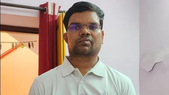 Chhattisgarh man Sanjay Dahariya, diagnosed with cancer in 2011, overcomes health struggles to achieve UPSC All India Rank 946 in 2025 exam.
