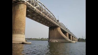 Old Yamuna rail bridge, commissioned in 1865, has served for more than 150 years in Prayagraj. (HT PHOTO)