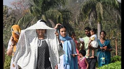Visitors shield themselves from the scorching at Rajghat amid rising temperatures in New Delhi on Sunday. (Arvind Yadav/HT PHOTO) Visitors shield themselves from the scorching at Rajghat amid rising temperatures in New Delhi on Sunday. (Arvind Yadav/HT PHOTO)