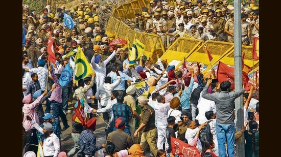 Members of the Government Teachers Union, Mid-Day Meal Worker Union and the Punjab Government Pensioners’ Association being stopped from marching towards the Punjab assembly on the UT-Mohali border on Sunday. (HT Photo)
