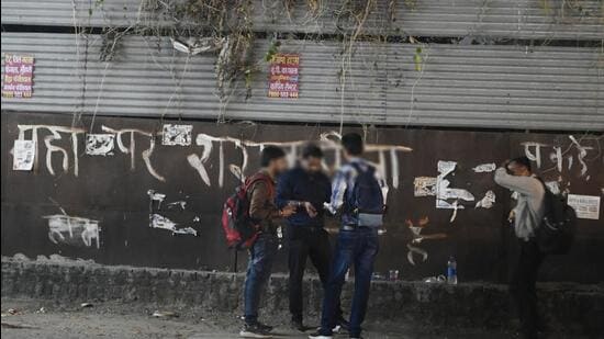 People consuming liquor on a roadside near Meerabai Marg in Lucknow. (Deepak Gupta/HT)