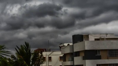 <p>అమరావతి వాతావరణ కేంద్రం రిపోర్ట్ ప్రకారం…. మున్నార్ గల్ఫ్ నుంచి తమిళనాడు, కర్ణాటక మీదుగా ద్రోణి కొనసాగుతోంది. సగట్టు సగటు సముద్రమట్టానికి 0.9 కి.మీ ఎత్తులో ద్రోణి విస్తరించింది. ఏపీ, యానాం మీదుగా దిగువ ఉష్ణమండల/ దక్షిణ/నైరుతి గాలులు వీస్తున్నాయి.<br> </p> <p>అమరావతి వాతావరణ కేంద్రం రిపోర్ట్ ప్రకారం…. మున్నార్ గల్ఫ్ నుంచి తమిళనాడు, కర్ణాటక మీదుగా ద్రోణి కొనసాగుతోంది. సగట్టు సగటు సముద్రమట్టానికి 0.9 కి.మీ ఎత్తులో ద్రోణి విస్తరించింది. ఏపీ, యానాం మీదుగా దిగువ ఉష్ణమండల/ దక్షిణ/నైరుతి గాలులు వీస్తున్నాయి.<br> </p>