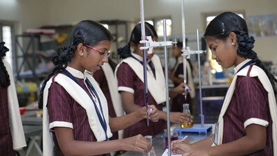 <p>మోడల్ స్కూల్ ప్రవేశ దరఖాస్తు ఫీజు కింద బీసీ, ఎస్సీ, ఎస్టీ, పీహెచ్ సీ విద్యార్థులు రూ. 125, ఓసీ విద్యార్థులు రూ. 200 చెల్లించాలి.</p> <p>మోడల్ స్కూల్ ప్రవేశ దరఖాస్తు ఫీజు కింద బీసీ, ఎస్సీ, ఎస్టీ, పీహెచ్ సీ విద్యార్థులు రూ. 125, ఓసీ విద్యార్థులు రూ. 200 చెల్లించాలి.</p>