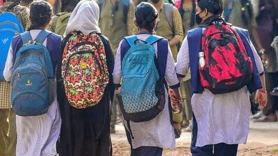 <p>ఈ నోటిఫికేషన్ ద్వారా 2026 -27 విద్యా సంవత్సరానికి గానూ ఆరో తరగతిలో ప్రవేశాలు కల్పిస్తారు. అంతేకాకుండా 7 నుంచి పదో తరగతి వరకు మిగిలిన సీట్ల భర్తీకి కూడా ఎగ్జామ్ ఉంటుంది. ఆరో తరగతిలో ప్రవేశాలకు దరఖాస్తు చేసుకునే విద్యార్థి.. ఐదో తరగతి పూర్తి చేసి ఉండాలి.</p> 