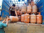 దేశవ్యాప్తంగా గ్యాస్​ సిలిండర్ల కొరత..