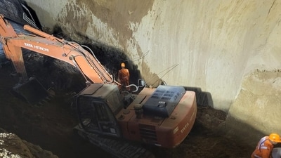 Gurugram, India-March 10, 2026: Teams from the NDRF, Fire Department, and Police conducted a rescue operation in Sidhrawali construction site after a soil wall collapsed on the worker, seven workers died in this incident and 4 other injured, in Gurugram, India, on Tuesday, 10 March 2026. ((Photo/Hindustan Times)(Pic to go with Debashish Karmakar's story)) Gurugram, India-March 10, 2026: Teams from the NDRF, Fire Department, and Police conducted a rescue operation in Sidhrawali construction site after a soil wall collapsed on the worker, seven workers died in this incident and 4 other injured, in Gurugram, India, on Tuesday, 10 March 2026. ((Photo/Hindustan Times)(Pic to go with Debashish Karmakar's story))