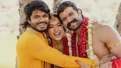 Anand Deverakonda: అన్న, వదినలతో కలిసి డ్యాన్స్ చేసిన ఆనంద్ దేవరకొండ.. సంచారమే ఎంతో బాగున్నదే అంటూ.. Anand Deverakonda: అన్న, వదినలతో కలిసి డ్యాన్స్ చేసిన ఆనంద్ దేవరకొండ.. సంచారమే ఎంతో బాగున్నదే అంటూ..