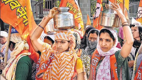 Residents of Undri, Mohammadwadi take ‘Handa Morcha’ to PMC over decades-old water crisis