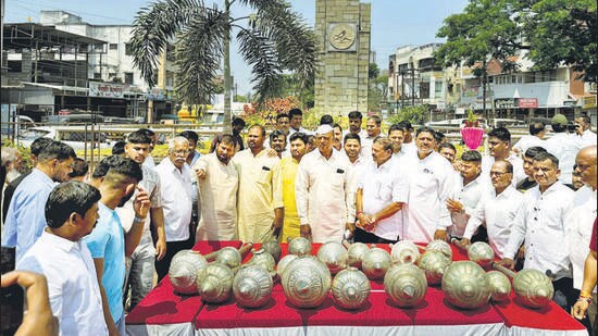 Akrosh Morcha in Karad, Satara staged a protest on Wednesday to demand single official Maharashtra Kesari competition and to preserve credibility of the prestigious wrestling title. (HT PHOTO)