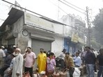 A queue outside a gas agency in Lucknow. (Deepak Gupta/HT)
