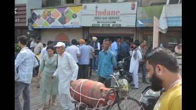 Rush outside a LPG gas agency in Amritsar on Thursday. (Sameer Sehgal/HT) Rush outside a LPG gas agency in Amritsar on Thursday. (Sameer Sehgal/HT)