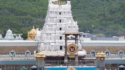 <p>ఈ కారణంగా మార్చి 18వ తేది వీఐపీ బ్రేక్ దర్శనాలకు సిఫార్సు లేఖలు స్వీకరించబడవని టీటీడీ స్పష్టం చేసింది.</p> 