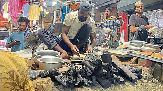 A shop in the Old Lucknow area preparing meals on a coal-fired stove on Thursday. (HT Photo)